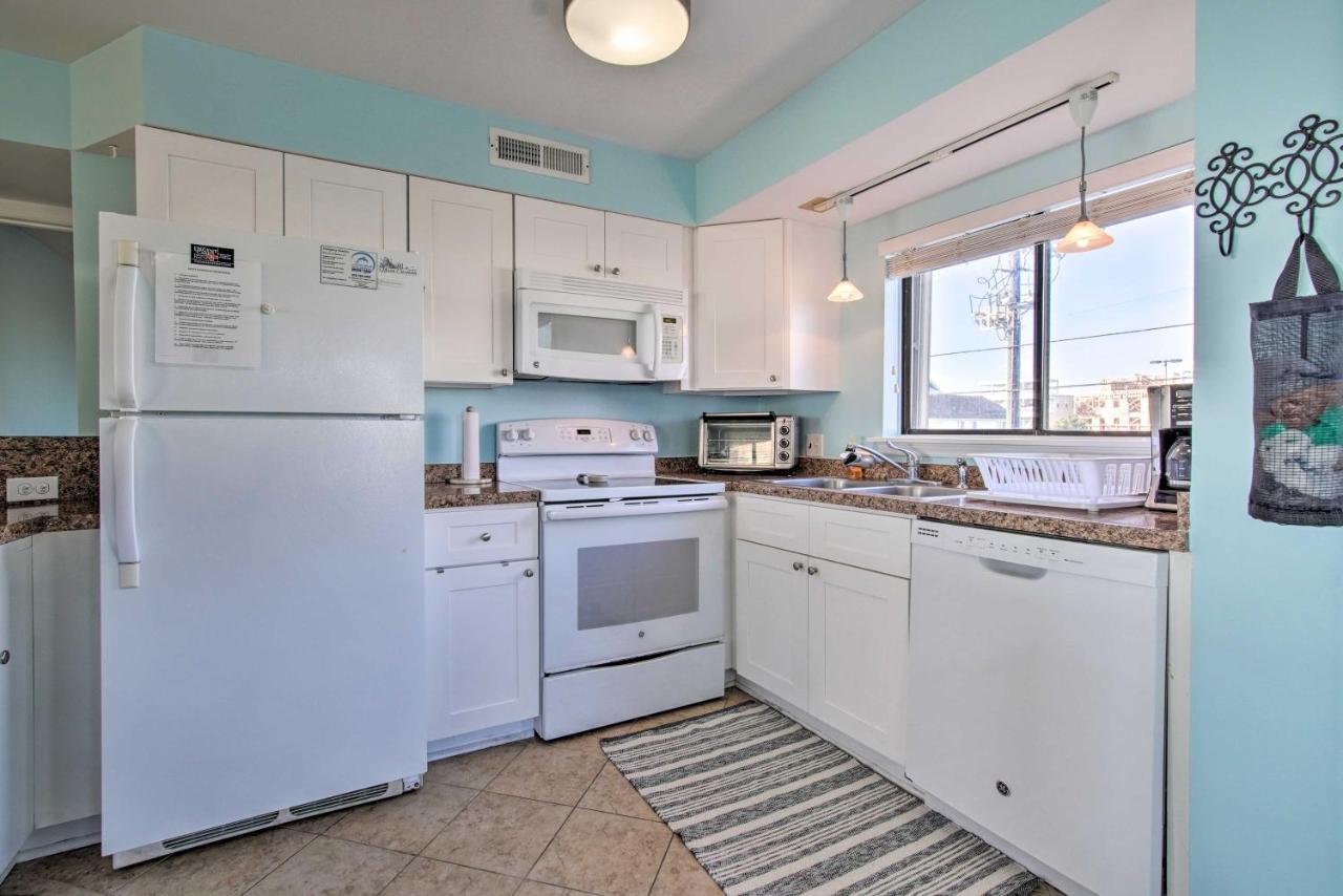 Ocean-View Condo With Deck, Steps To Carolina Beach! Exterior photo
